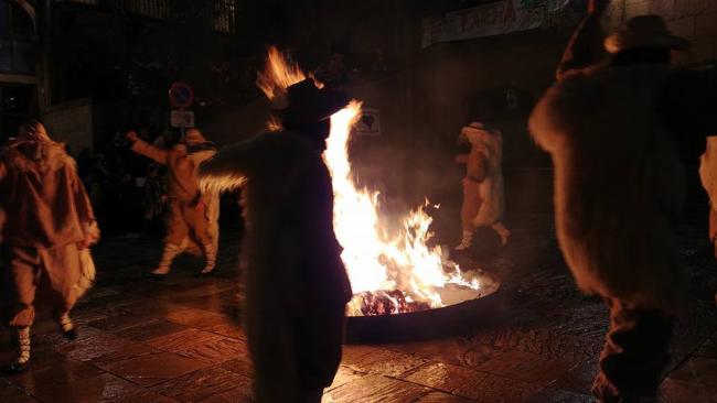 Trapujaleren burua sutara bota ondoren, zirikuak dantzan